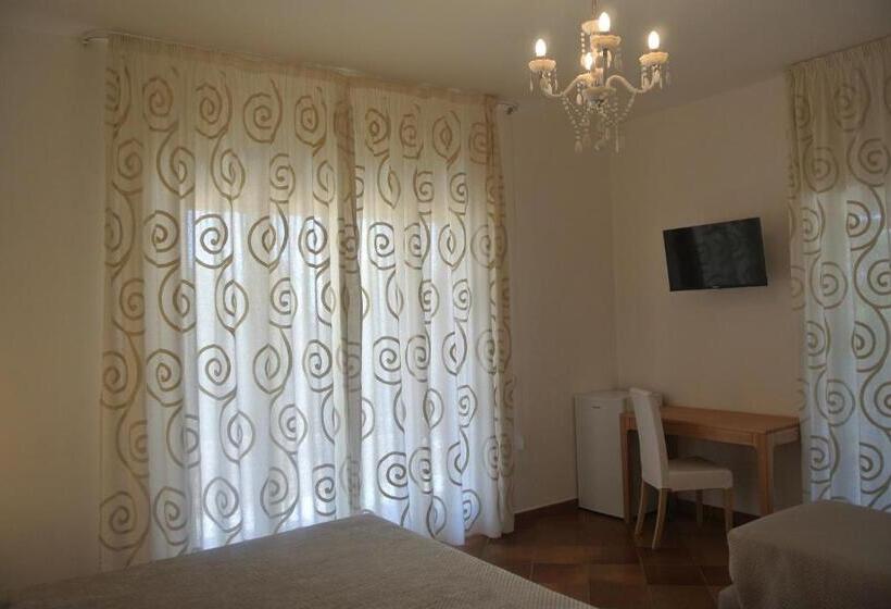 اتاق لوکس سه تخته, Villa Carlotta Resort