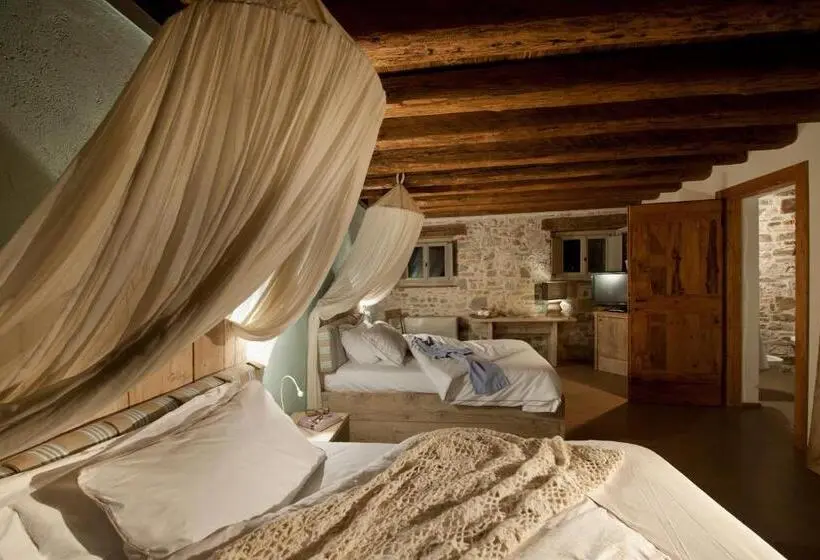 اتاق لوکس با تخت دو نفره بزرگ, Castello Di Buttrio