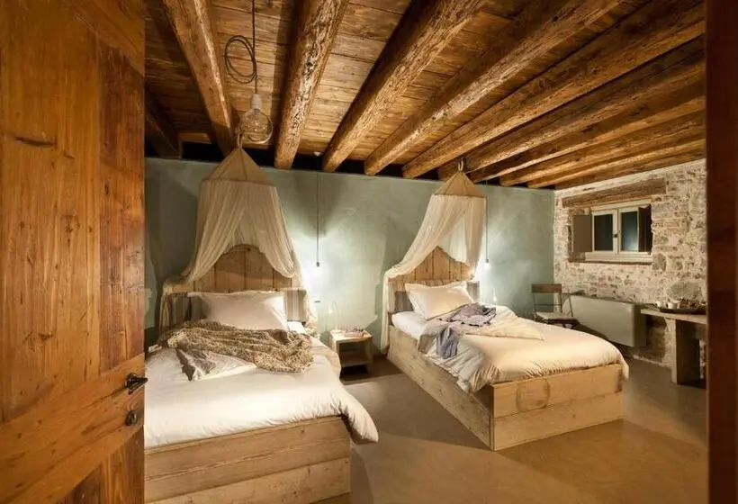 اتاق لوکس با تخت دو نفره بزرگ, Castello Di Buttrio
