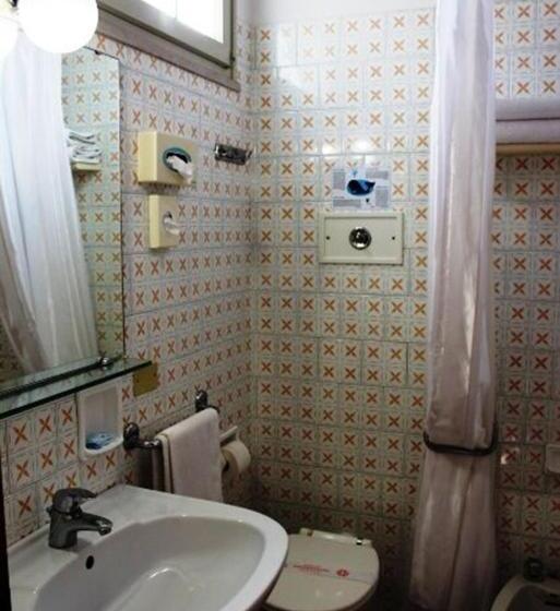 3 Bett Standardzimmer Balkon, Devon Rooms & Breakfast