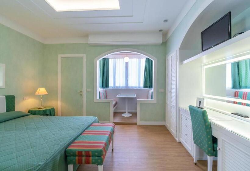 小型套房, Estense