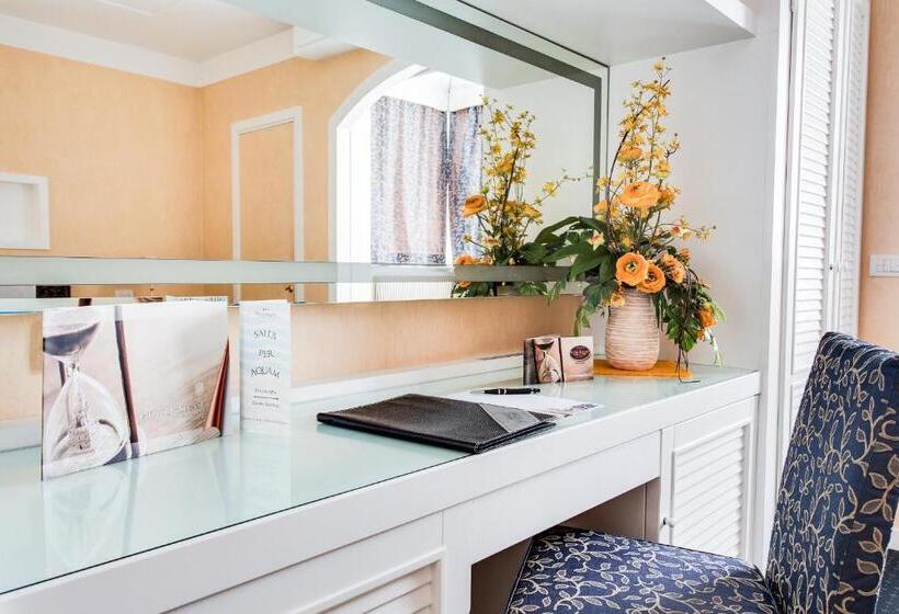 小型套房, Estense