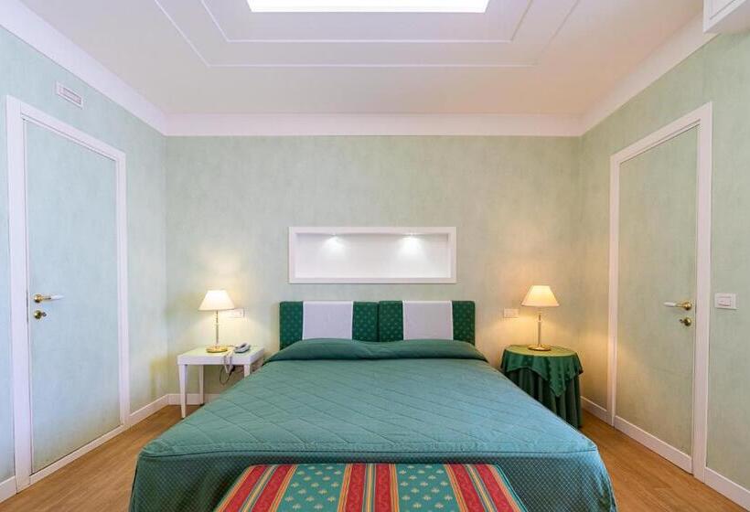 小型套房, Estense