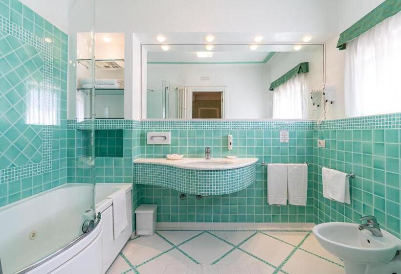 小型套房, Estense