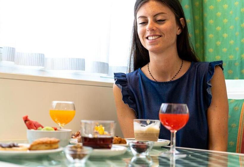 小型套房, Estense