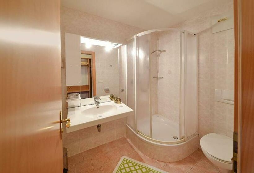 غرفة كومفورت, Waldrast