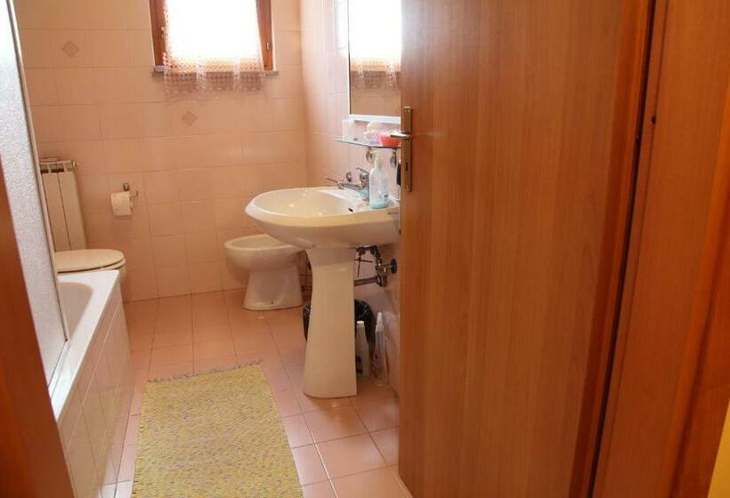 اتاق استاندارد با سرویس بهداشتی مشترک, B&b La Villetta