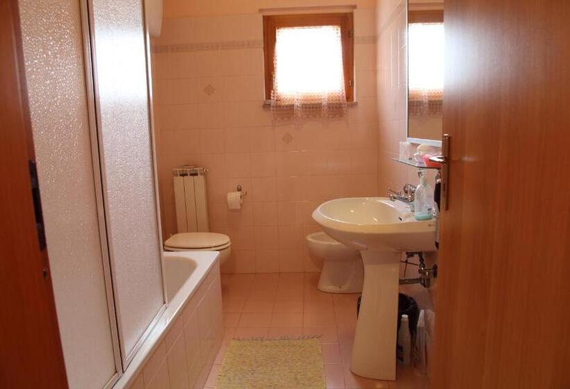 اتاق استاندارد یک تخته با سرویس بهداشتی مشترک, B&b La Villetta