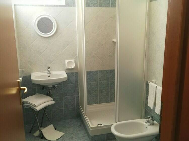 חדר סופריור לשלושה, Cloris Guest House