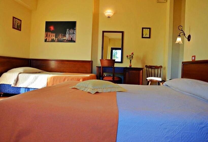 스탠다드 트리플 룸, Villa Hirschen