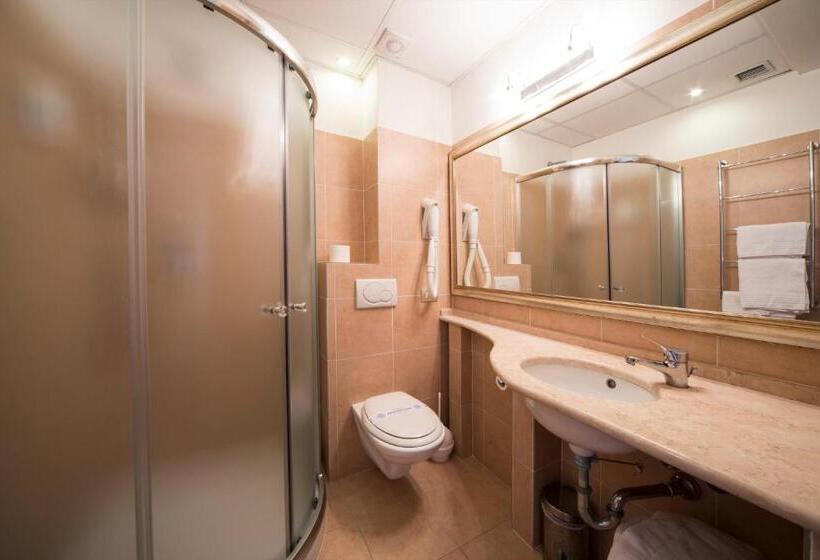 Quarto Triplo Estandar, Alexander