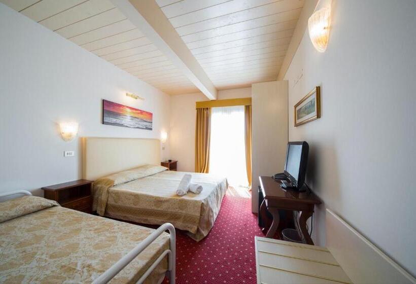 חדר סטנדרט לשלושה, Alexander