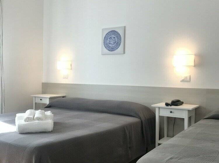 חדר סטנדרט לשלושה, Augustus