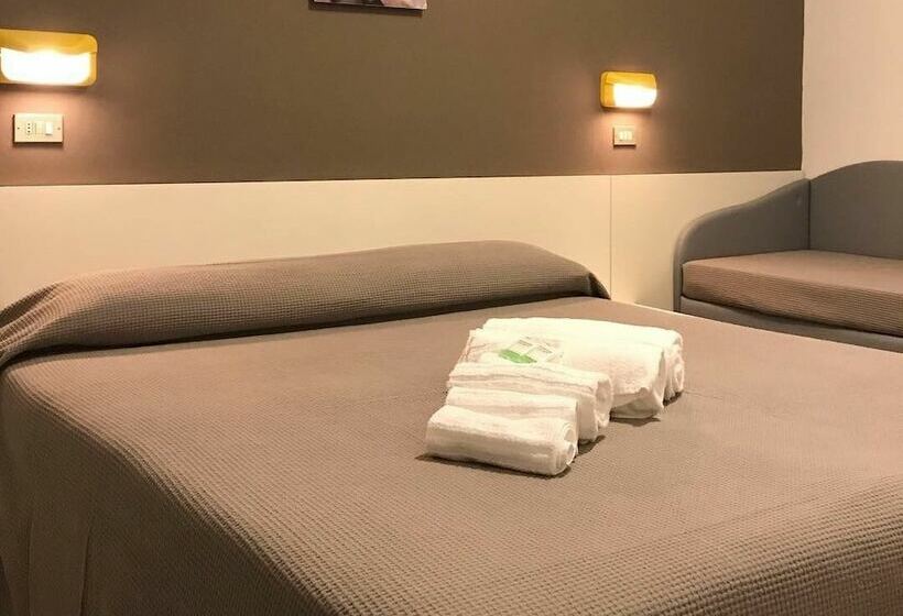 חדר סטנדרט לשלושה, Augustus