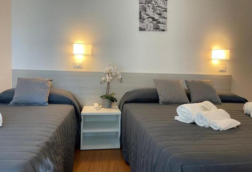 חדר סטנדרט לשלושה, Augustus