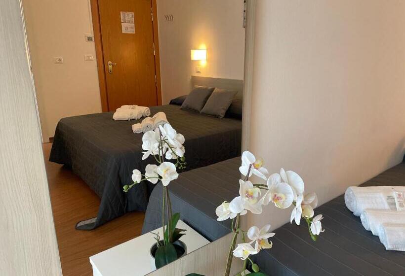 חדר סטנדרט לשלושה, Augustus