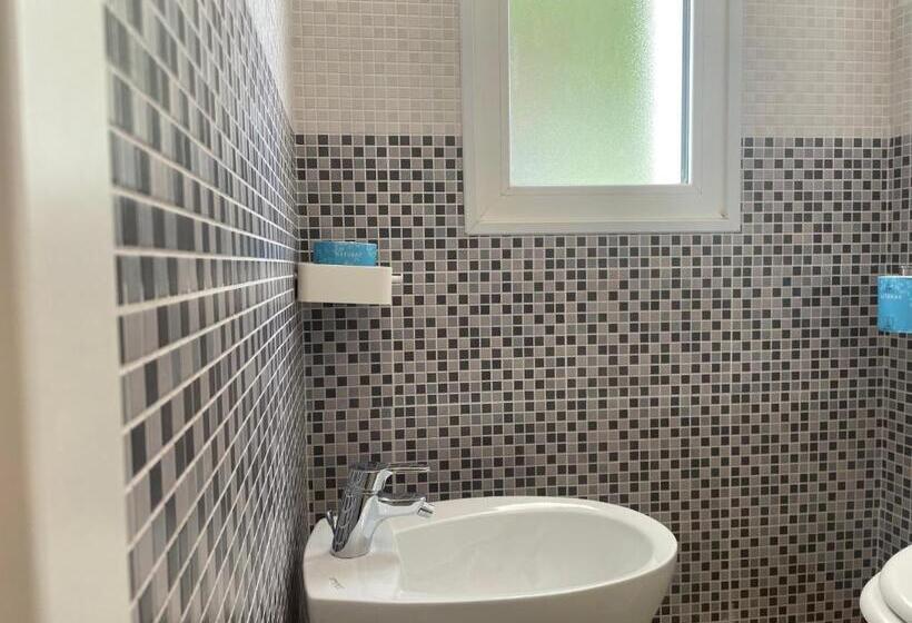 חדר סטנדרט לשלושה, Augustus