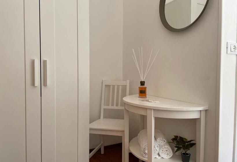 חדר סטנדרט לשלושה, Augustus