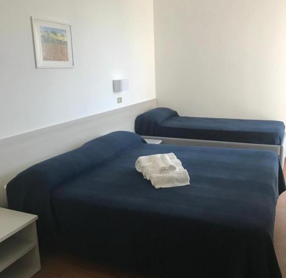 חדר סטנדרט לשלושה, Augustus