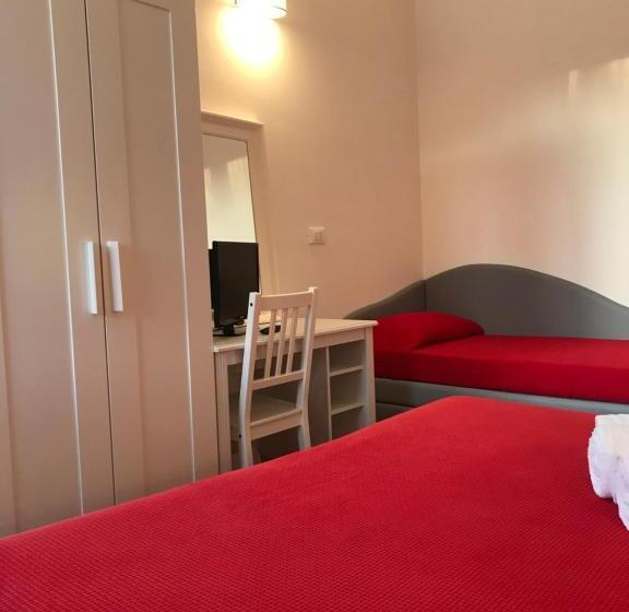 חדר סטנדרט לשלושה, Augustus