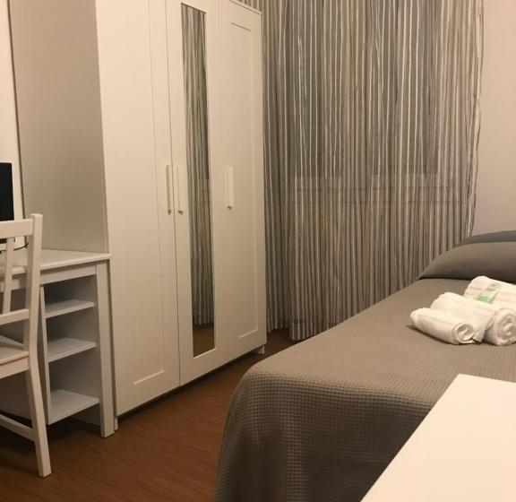 חדר יחיד בסיסי, Augustus