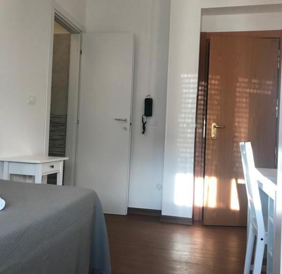 חדר יחיד בסיסי, Augustus