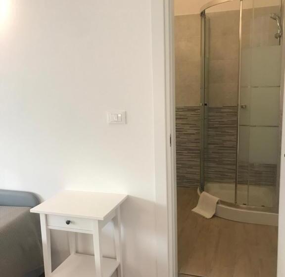 חדר יחיד בסיסי, Augustus