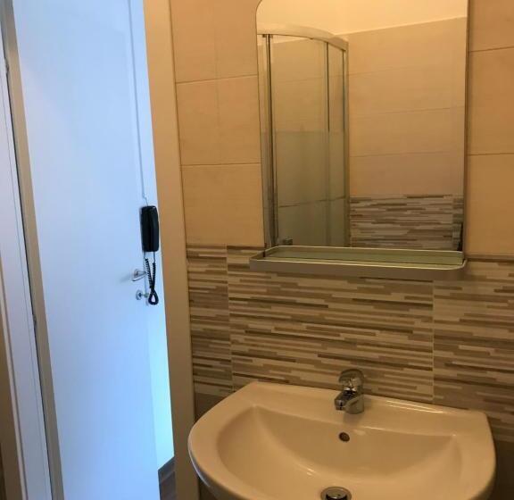 חדר יחיד בסיסי, Augustus