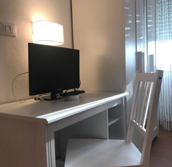 חדר יחיד בסיסי, Augustus