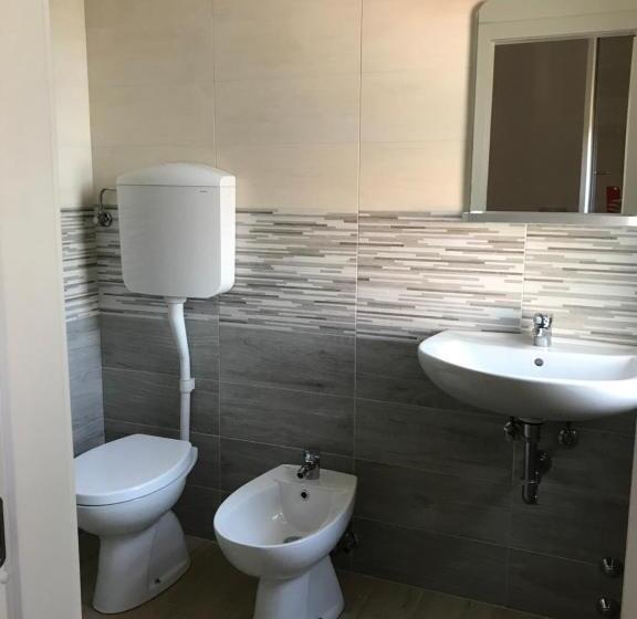 חדר בסיסי, Augustus