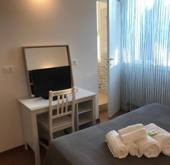 חדר בסיסי, Augustus