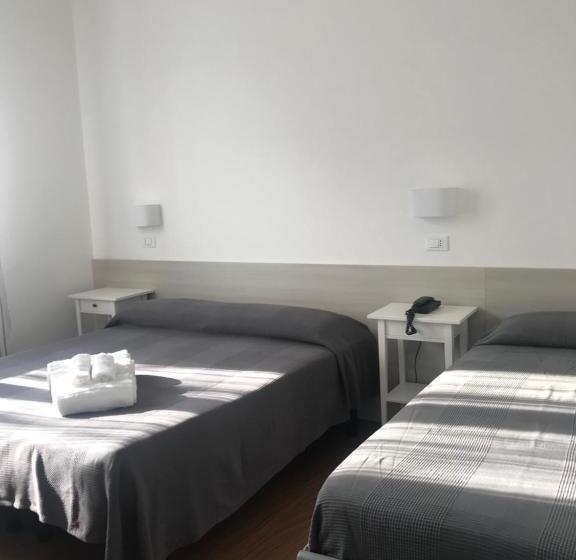 חדר אקונומי לשלושה, Augustus