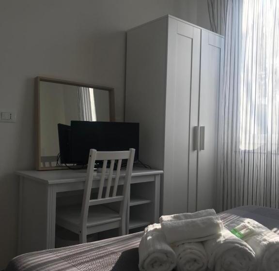 חדר אקונומי לשלושה, Augustus