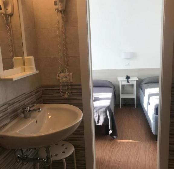 חדר אקונומי לשלושה, Augustus