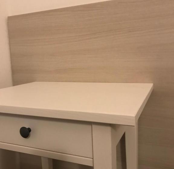 חדר אקונומי לשלושה, Augustus