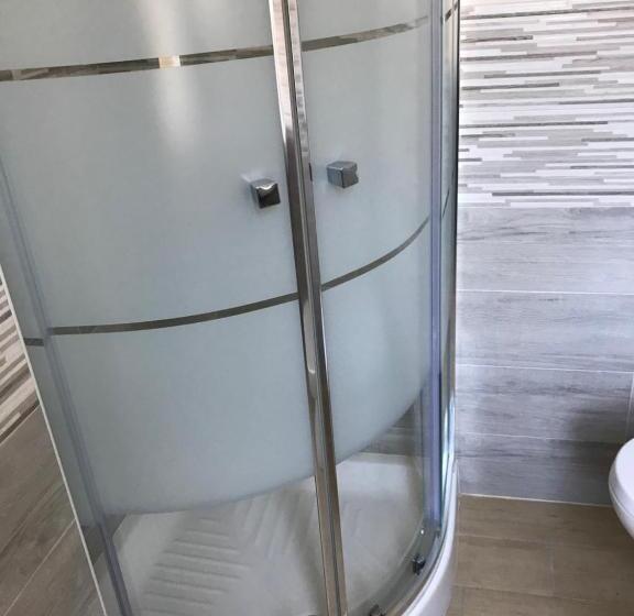 חדר אקונומי לשלושה, Augustus