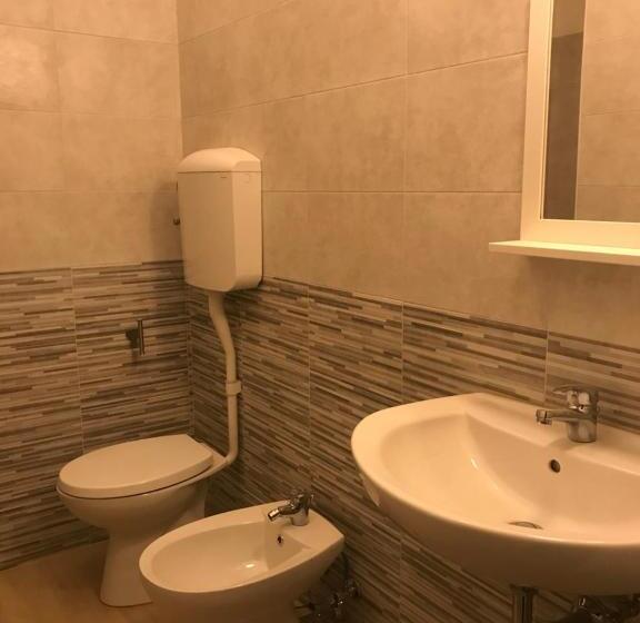 חדר אקונומי לשלושה, Augustus