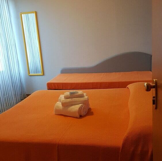 חדר סטנדרט לשלושה, Augustus