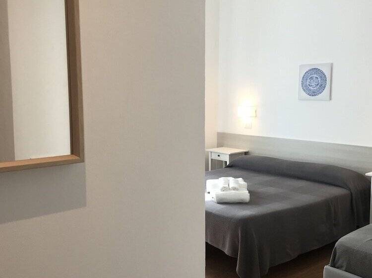 חדר סטנדרט לשלושה, Augustus