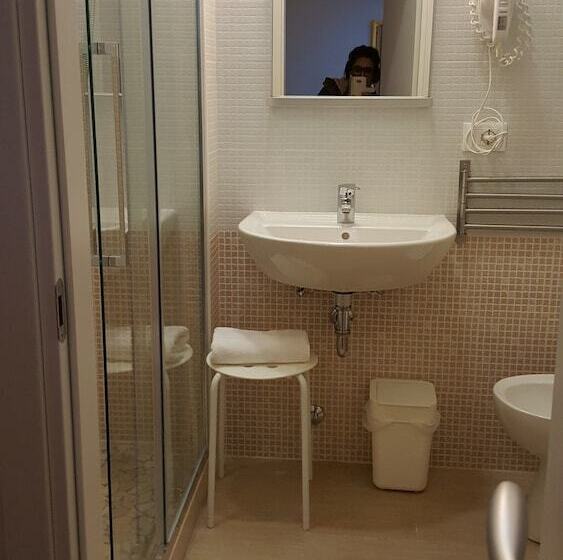 חדר סטנדרט לשלושה, Augustus