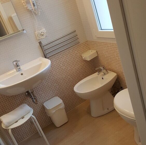 חדר סטנדרט לשלושה, Augustus