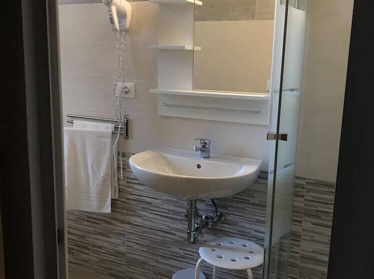 חדר סטנדרט לארבעה, Augustus