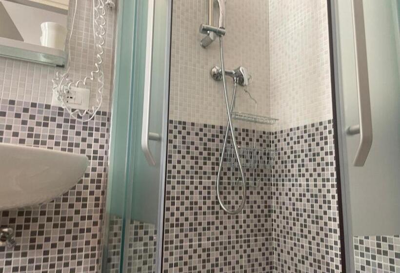 חדר סטנדרט לשלושה, Augustus