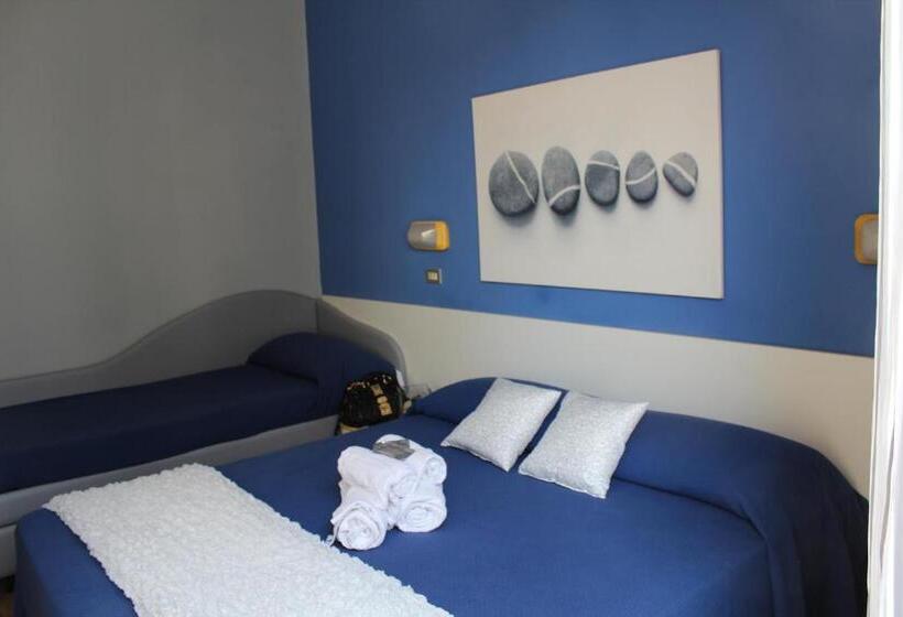 חדר סטנדרט לשלושה, Augustus