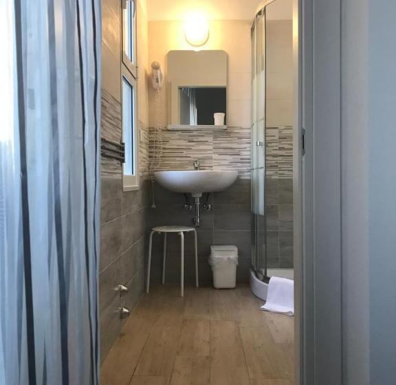 חדר סטנדרט לשלושה, Augustus