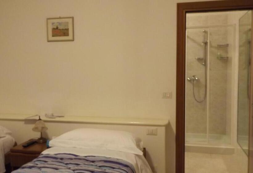 غرفة قياسية, Casablanca