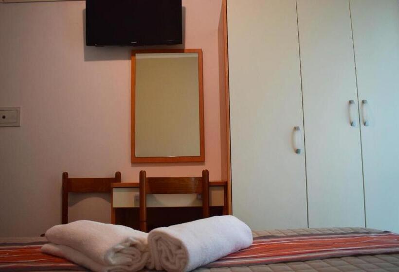 اتاق استاندارد سه نفره, Arno