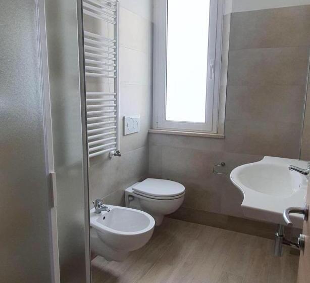 اتاق استاندارد سه نفره, Arno