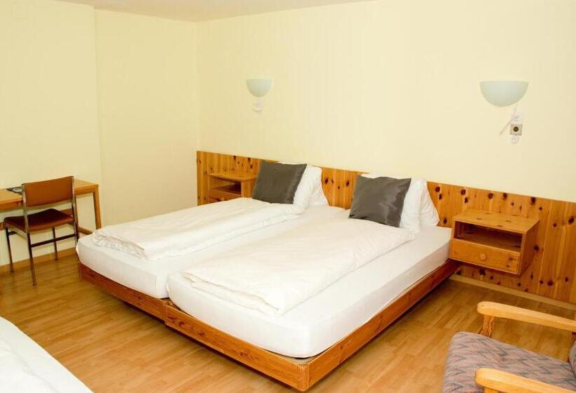 Economy Triple Room, Chamanna Bed & Breakfast