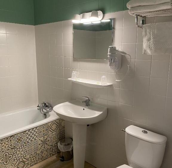 Номер Стандарт Трехместный, Hôtel Restaurant De La Jonte